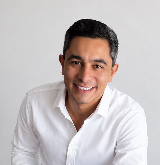 Dr. Roberto Támara — porcelain veneers specialist Bogotá Colombia